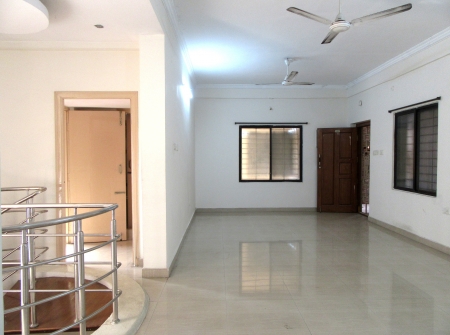 8) Li Id 201 - First Floor Hall.JPG